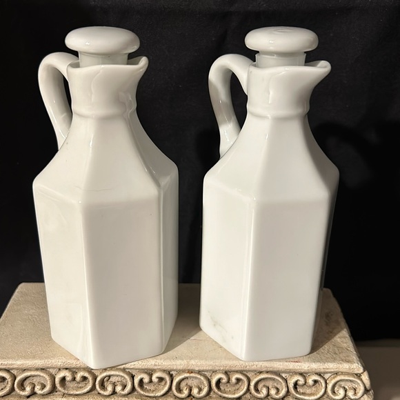 2 White Xcell cruets. 6”H - Picture 2 of 11